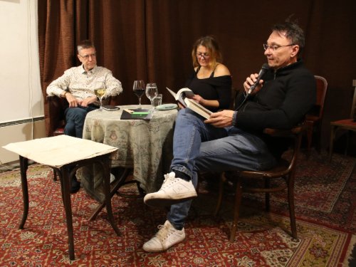 Akit az irodalom megfertőz, annak annyi